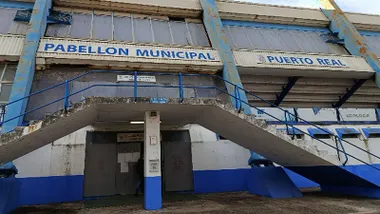 Pabellón, en blanco y azul, de Puerto Real.