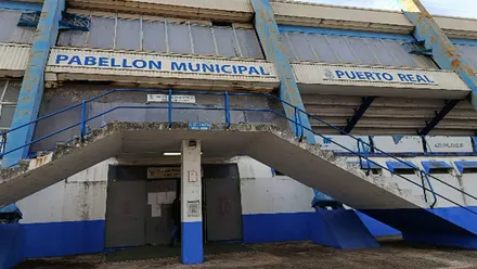 Pabellón, en blanco y azul, de Puerto Real.