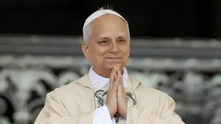 El papa León XI con las manos unidas en señal de oración.