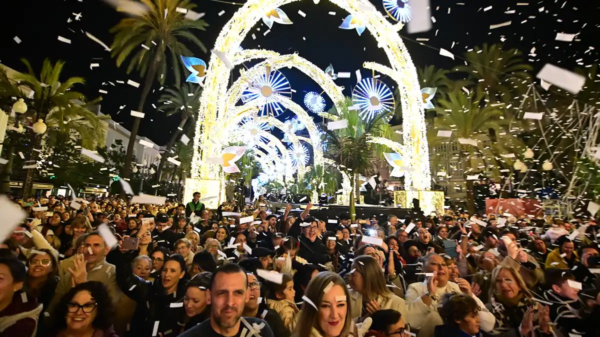 El confetti (por su tamaño es imposible decir papelillos) cae sobre el público asistente al acto de encendido del alumbrado en la plaza de San Juan de Dios.