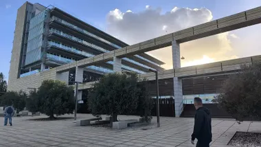 Una nube pasa sobre el Parador Atlántico de Cádiz en la mañana de este 6 de noviembre mientras dos personas caminan para llegar al paseo de Santa Bárbara.