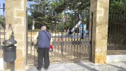 El Parque Genovés permanece cerrado desde esta mañana, aunque algunas familias turistas han entrado para jugar en la zna infantil.
