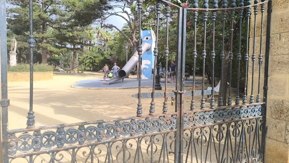 Familias con hijos e hijas jugando en la zona infantil con el Parque Genovés cerrado. Foto: José Luis Porquicho Prada
