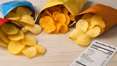 Patatas fritas en sus envases de colores.