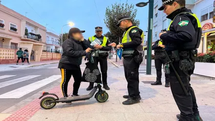 Policías Locales de Rota informan a una conductora de la normativa nueva en materia de patinetes.