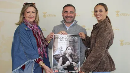 Sostienen en sus manos el cartel del evento Mari Pili Serrano junto a Fede Díaz y Juani Verdugo.