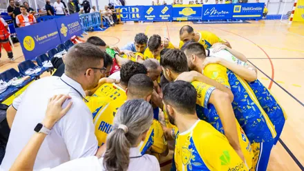 Jugadores y cuerpo técnico del Virgili hacen una piña antes de retomar el juego.