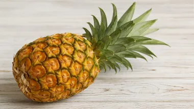 Piña con hojas verdes y aspecto sabroso.