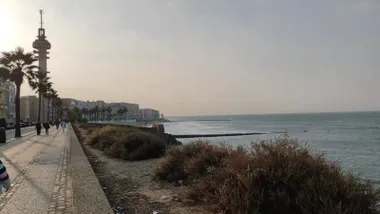 Vista de la avenida Alcalde Manuel de la Pinta, en Cádiz, con el pirulí al fondo, en una mañana de miércoles marcada por la humedad y el aumento del viento antes de la llegada de la borrasca Claudia.