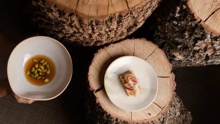 Pistachos de Alcalá asados y consomé de cerdo ibérico rancio del Mesón Sabor Andaluz