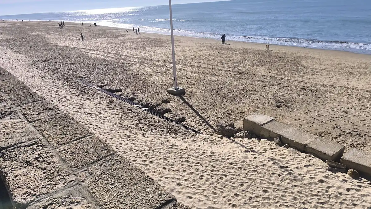 El colector de Santa María del Mar vuelve a estar al descubierto y en riesgo evidente