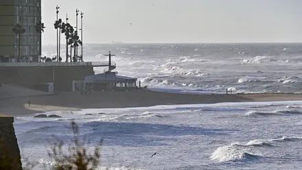 Santa María del Mar, con mar de fondo y olas golpeando la orilla. Con el mar en este estado, la familia del joven de Algeciras caminó durante horas buscando cualquier rastro, pese al temporal.