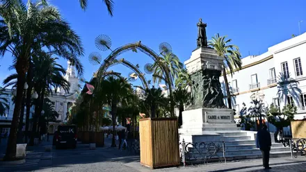 El frío invernal, como las luces de Navidad, se ha adelantado en Cádiz. Foto: Eulogio Garcia.