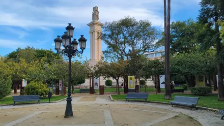 Monumento de la plaza de España de Cádiz aún con el tiempo tranquilo antes de que lleguen las tormentas previstas desde el mediodía.