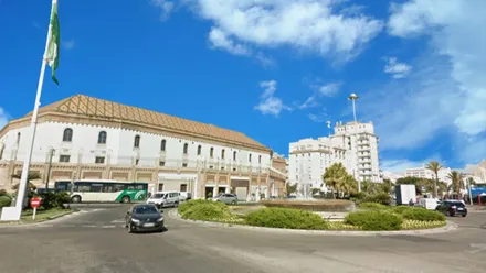 Plaza de Sevilla con tráfico en un día despejado.