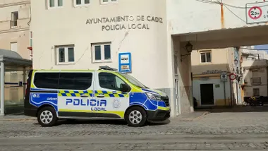 Vehículo de la Policía Local de Cádiz en la Subjefatura en el Campo del Sur.