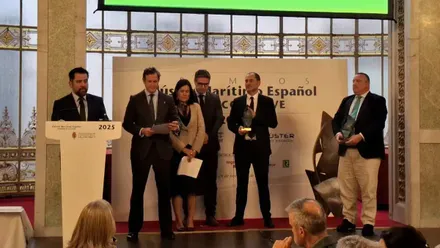Fran González, delegado especial del Estado en la Zona Franca de Cádiz, aparece de pie junto a un atril, pronunciando unas palabras durante el acto de entrega del Premio Federico Esteve del Clúster Marítimo Español en el Casino de Madrid.