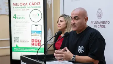 Los integrantes del equipo de Gobierno; loli Pavón y José Carlos Teruel, en la presentación de la nueva app.