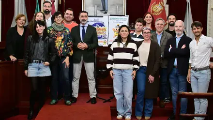 Imagen de la presentación del cartel y la mascota de la Olimpiada Escolar en el Salón de Plenos del Ayuntamiento. Foto: Eulogio García.