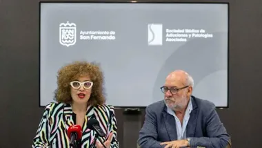 Presentación de las Jornadas sobre las Adicciones en San Fernando, un hombre y una mujer presentan el evento.