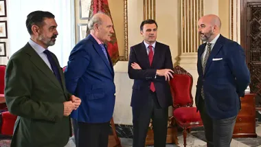 Presidente del Consejo y alcalde, en la recepción del pregonero de la Semana Santa de Cádiz, junto al concejal de Cofradias. Foto: Eulogio Garcia.