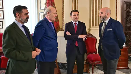 Presidente del Consejo y alcalde, en la recepción del pregonero de la Semana Santa de Cádiz, junto al concejal de Cofradias. Foto: Eulogio Garcia.