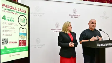 El teniente de alcalde de Medio Ambiente José Carlos Teruel, y la concejala Loli Pavón, de Participación Ciudadana y Parques y Jardines. en la presentación de la app.