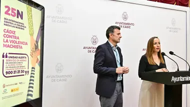 El alcalde Bruno García y la concejala Virginia Martín durante la presentación de la programación del 25N, que incluye la III Carrera por la Eliminación de la Violencia Contra las Mujeres y la campaña “16 días para recordar que son 365”