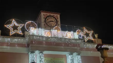 Edificio del Ayuntamiento de Puerto Real con la iluminación de "Feliz Navidad".