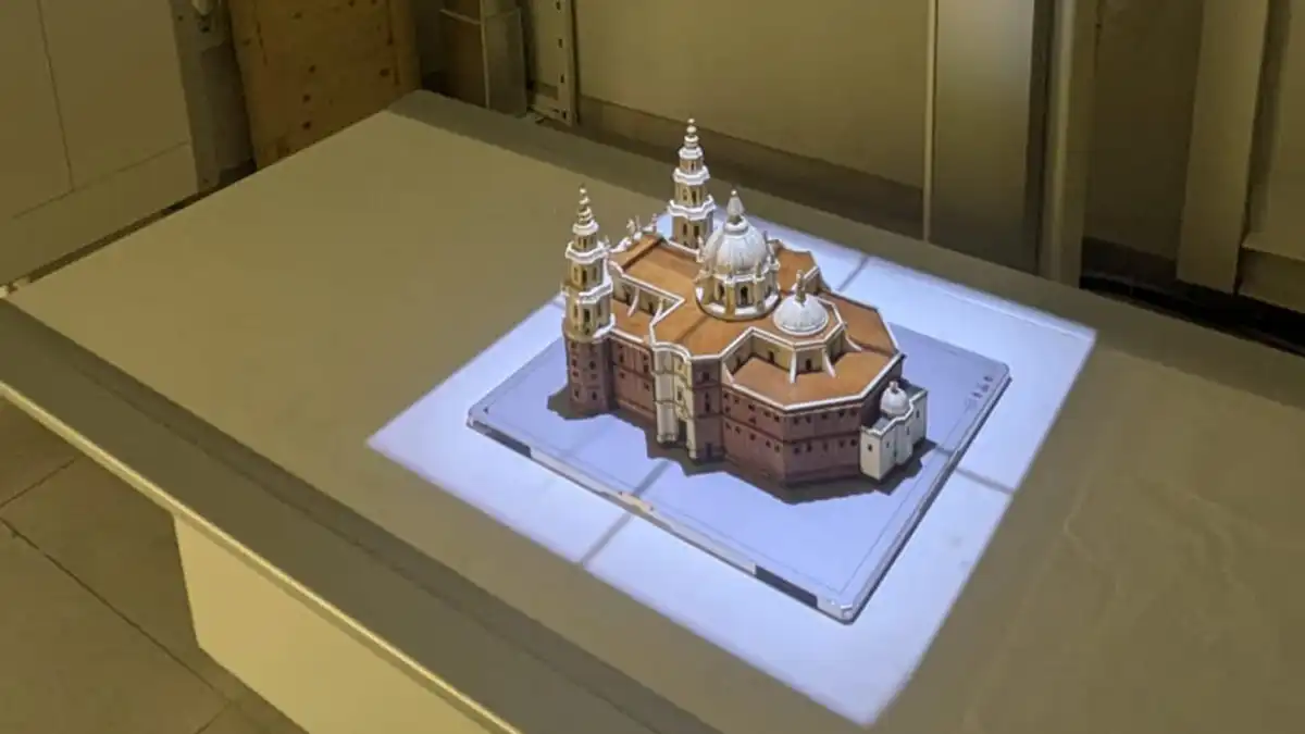 La maqueta de la catedral en la camilla para ser radiografiada.