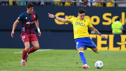 El jugador del Cádiz Recio Golpea un balón en el último partido que ganaron los amarillos, ante la SD Huesca.