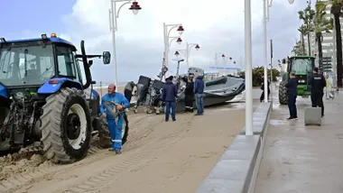 La Policía Nacional ha retirado este mediodía la narcolancha varada anoche jeves en la Playa de la Victoria de Cádiz. Foto: Eulogio García.