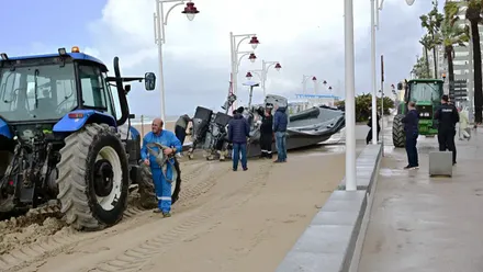 La Policía Nacional ha retirado este mediodía la narcolancha varada anoche jeves en la Playa de la Victoria de Cádiz. Foto: Eulogio García.