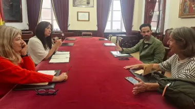 Imagen de la reunión de los portavoz de AIG con colectivos ecologistas.