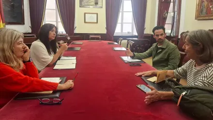 Imagen de la reunión de los portavoz de AIG con colectivos ecologistas.