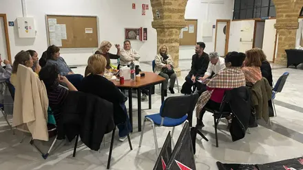 Representantes de Adelante Andalucía han visitado a las limpiadoras que suman cinco semanas de encierro.