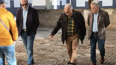 José Ramón Ortega y Óscar Torres, junto al presidente de la AVv Baahía Gaditana, Gonzalo Pando.