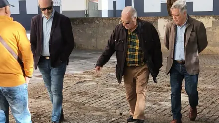 José Ramón Ortega y Óscar Torres, junto al presidente de la AVv Baahía Gaditana, Gonzalo Pando.