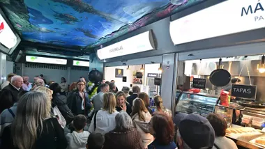 Mucho público en dos de los puestos dle nuevo Rincón Gastronómico del Mercado Virgen del Rosario.