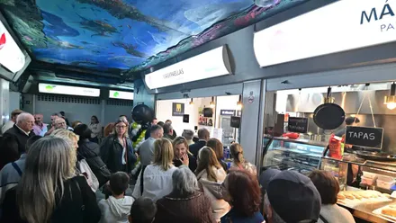 Mucho público en dos de los puestos dle nuevo Rincón Gastronómico del Mercado Virgen del Rosario.