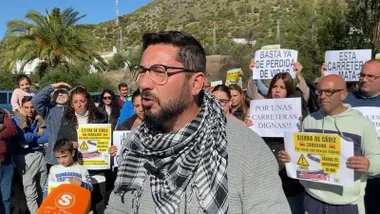 Rodríguez con el resto de manifestantes que portan pancartas.