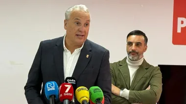 Ruiz Boix con micrófonos delante hablando sobre los problemas de Jerez.