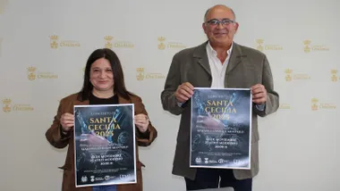 Susana Rivas sostiene el cartel del concierto de Santa Cecilia en Chiclana.