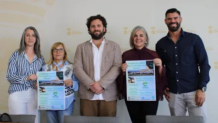 Presentación del II Paseo Solidario, las personas sostienen el cartel en sus manos.