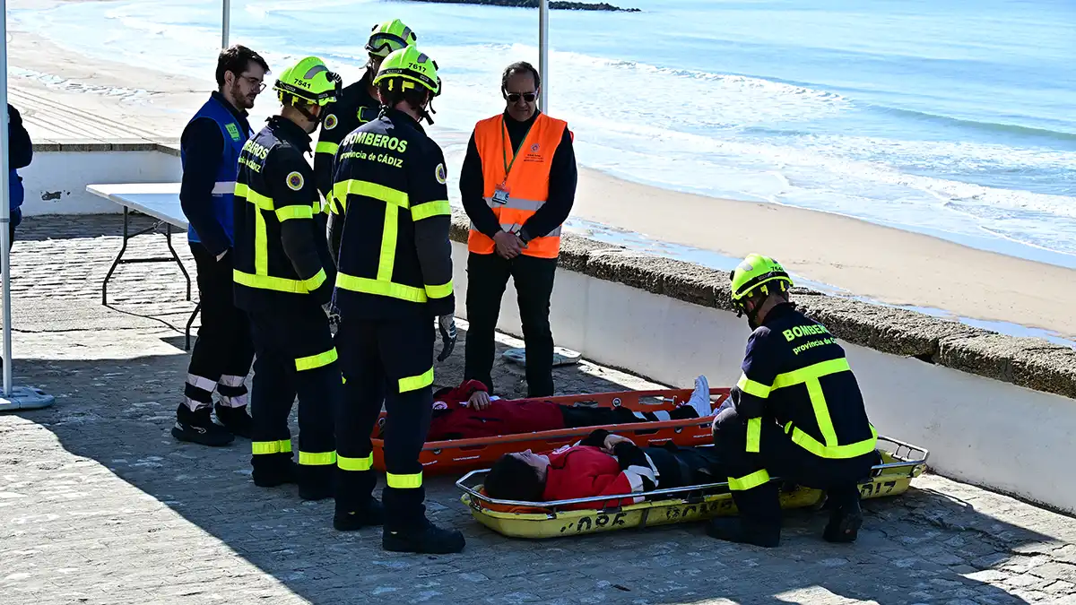 Bomberos durante as operaciones del simulacro.