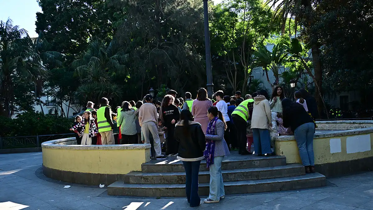 Alumnado en un pnto elevado de la Plaza Mina.