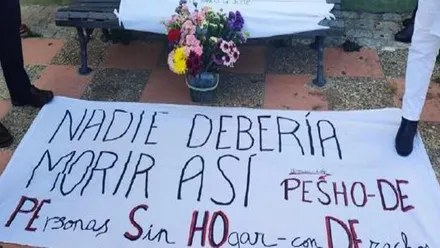 Pancarta contra la muerte en la calle de las personas sin hogar.