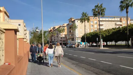 Sol y fresco en la avenida principal de Cádiz con varias personas caminando por la acera bastangte abrigadas