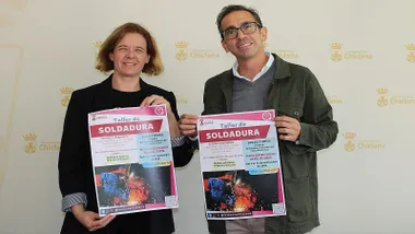 Manuela Pérez y Miguel Díaz con el cartel del curso de soldadura en sus manos.