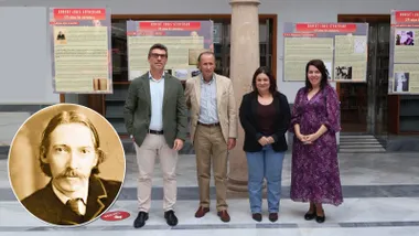 El alcalde en la presentación de la exposición con los responsables de la misma y tras ellos los paneles explicativos.